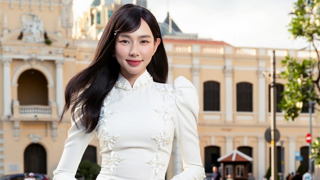 Hoa hậu Nguyễn Thúc Thùy Tiên duyên dáng khi mặc áo dài