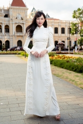 Hoa hậu Nguyễn Thúc Thùy Tiên duyên dáng khi mặc áo dài