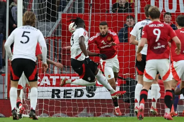 MU đã bị thủng lưới ở cuối hiệp 1 với cú đánh đầu của Calvin Bassey mở tỉ số cho Fulham. MU đã bị thủng lưới ở cuối hiệp 1 với cú đánh đầu của Calvin Bassey mở tỉ số cho Fulham.