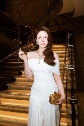 Lý Nhã Kỳ sang trọng, tỏa sáng khi 'dát' kim cương dự sự kiện