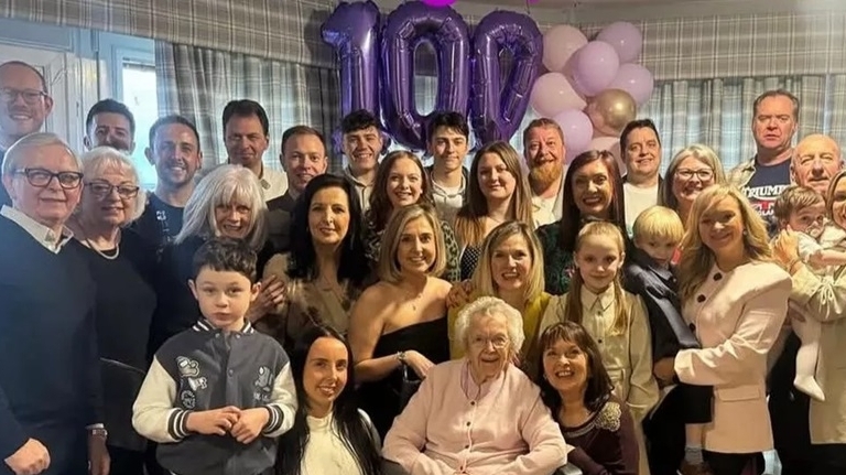 Thói quen ăn cháo mỗi sáng của cụ bà 100 tuổi người Anh