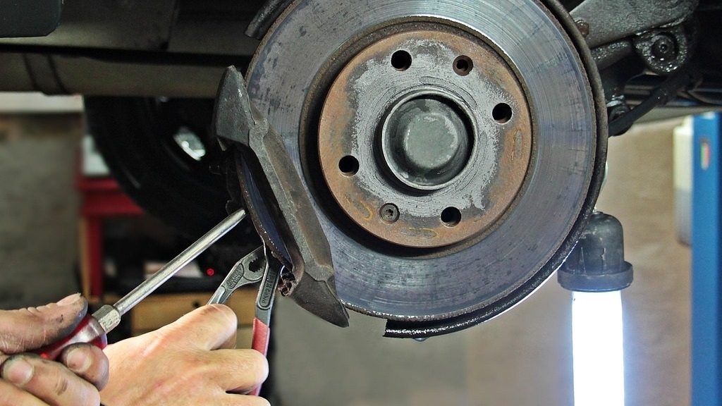 Nhận biết những dấu hiệu phanh xe ô tô gặp sự cố