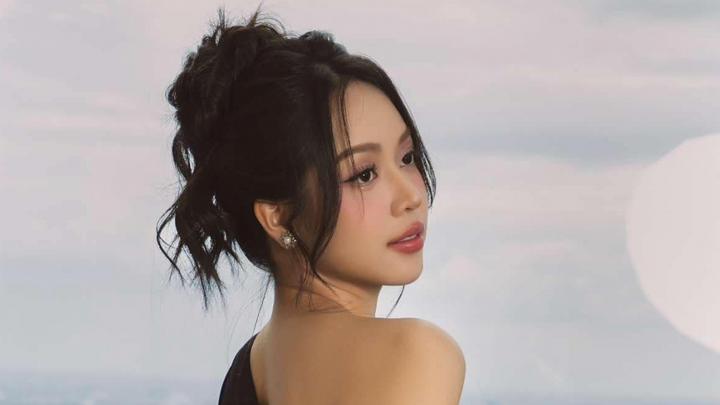 Hoa hậu Thanh Thủy mặc gợi cảm