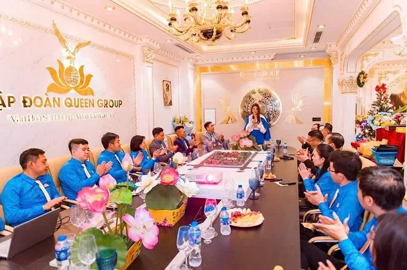 Hoa hậu doanh nhân Hồ Như Quỳnh cùng tập thể cán bộ, nhân viên tại Queen Group. Hoa hậu doanh nhân Hồ Như Quỳnh cùng tập thể cán bộ, nhân viên tại Queen Group.