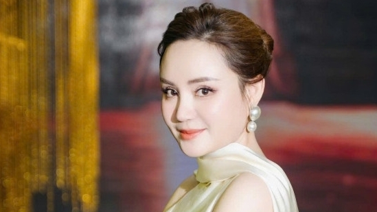 Sao Việt: BTV Hoài Anh nhẹ nhàng trong tà áo dài, Vy Oanh khoe lưng trần