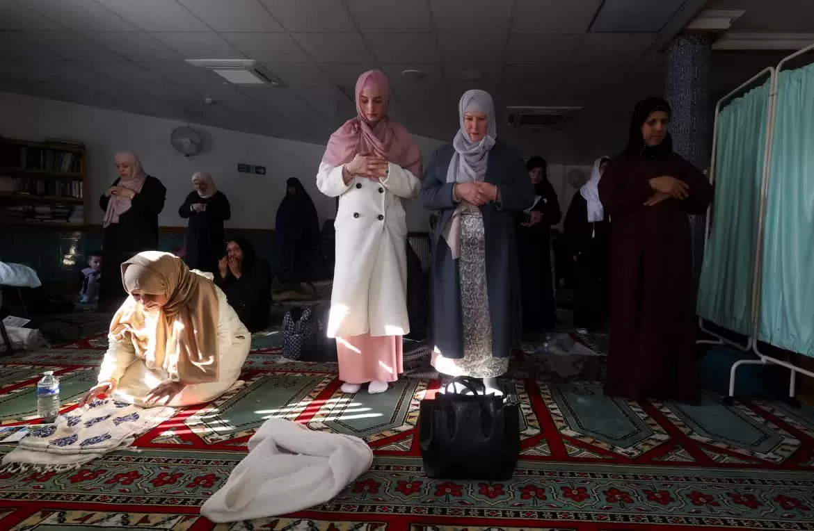 Những người sùng đạo tham dự buổi cầu nguyện thứ Sáu trước khi bắt đầu tháng Ramadan tại nhà thờ Hồi giáo London Hội Văn hóa Hồi giáo ở Vương quốc Anh. [Temilade Adelaja/Reuters]