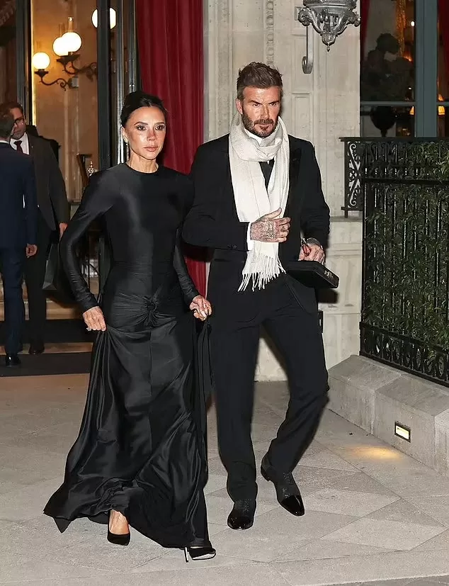 Cặp vợ chồng David Beckham cùng mặc đồ đen rời khách sạn ở Paris tới bữa tiệc tối tại Bảo tàng Louvre, sự kiện mở màn tuần lễ thời trang Paris 2025. Nhiều tên tuổi lớn làng thời trang dự gala diner để gây quỹ ủng hộ các dự án tu bổ và chương trình giáo dục của Bảo tàng Louvre. Cặp vợ chồng David Beckham cùng mặc đồ đen rời khách sạn ở Paris tới bữa tiệc tối tại Bảo tàng Louvre, sự kiện mở màn tuần lễ thời trang Paris 2025. Nhiều tên tuổi lớn làng thời trang dự gala diner để gây quỹ ủng hộ các dự án tu bổ và chương trình giáo dục của Bảo tàng Louvre.