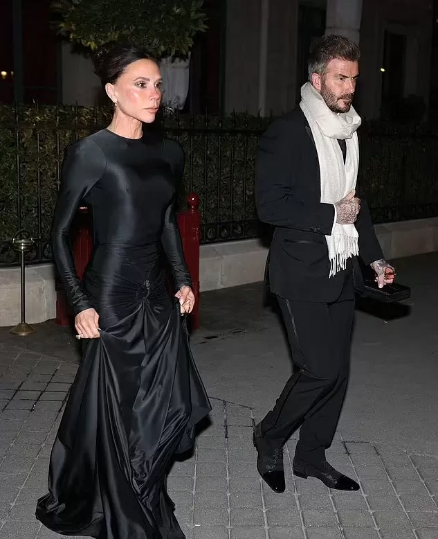 Vợ chồng cựu danh thủ David Beckham lên đồ sang trọng dự tiệc tối Tuần lễ thời trang Paris 2025 Vợ chồng cựu danh thủ David Beckham lên đồ sang trọng dự tiệc tối Tuần lễ thời trang Paris 2025