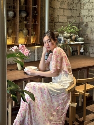 Hoa hậu Lương Thùy Linh đẹp thơ mộng, diễn viên Thúy Diễm đăng ảnh quyến rũ