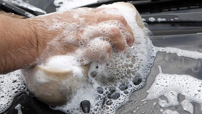 Những dụng cụ, chất tẩy rửa tuyệt đối không dùng để vệ sinh bề mặt xe ô tô