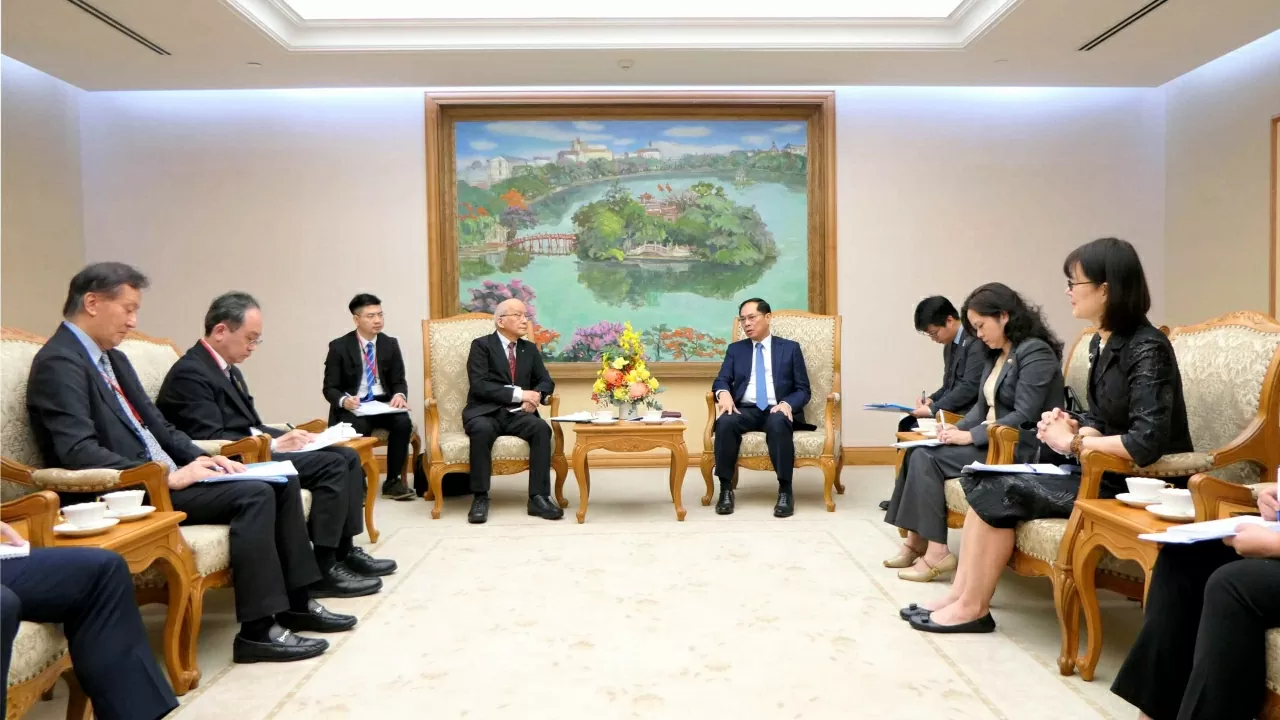 Phó Thủ tướng, Bộ trưởng Bùi Thanh Sơn đề nghị ông Kuratomi Sumio thúc đẩy hơn nữa liên kết kinh tế giữa Việt Nam với khu vực Kyushu. (Ảnh:Thành Long) Phó Thủ tướng, Bộ trưởng Bùi Thanh Sơn đề nghị ông Kuratomi Sumio thúc đẩy hơn nữa liên kết kinh tế giữa Việt Nam với khu vực Kyushu. (Ảnh:Thành Long)