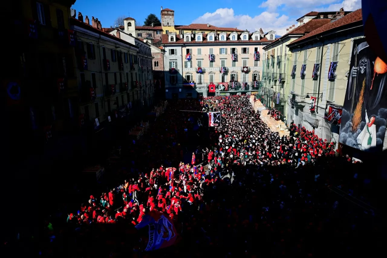 Lễ hội ném cam náo nhiệt ở Italy
