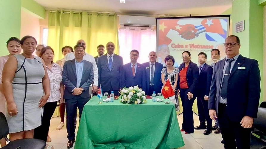 Hỗ trợ khám chữa bệnh cho cộng đồng người Việt tại Angola