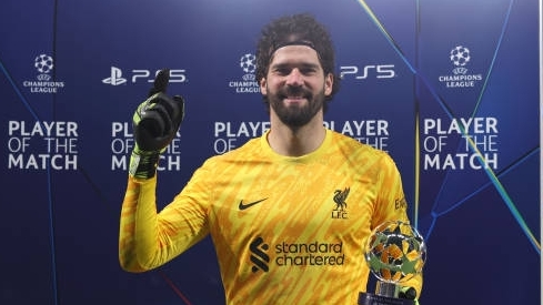 Thi đấu xuất sắc trước PSG, thủ môn Alisson lập hai kỷ lục