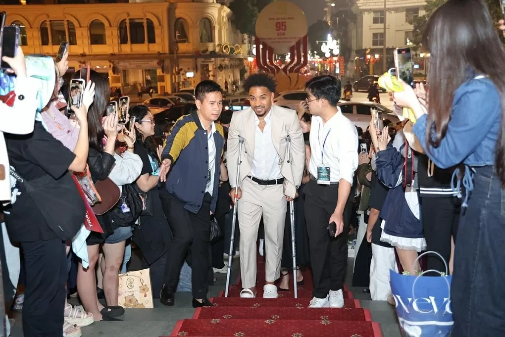 Xuân Son phải chống nạng sau ca phẫu thuật gãy chân cách đây hai tháng. Tiền đạo CLB Nam Định diện bộ vest màu be lịch lãm, đi dép thay vì giày Tây để không gây khó chịu cho bên chân đau. (Ảnh: TTVH) Xuân Son phải chống nạng sau ca phẫu thuật gãy chân cách đây hai tháng. Tiền đạo CLB Nam Định diện bộ vest màu be lịch lãm, đi dép thay vì giày Tây để không gây khó chịu cho bên chân đau. (Ảnh: TTVH)