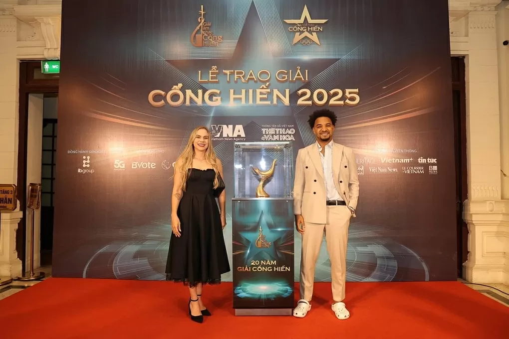 Hình ảnh tiền đạo Xuân Son nhận giải Cống hiến Hình ảnh tiền đạo Xuân Son nhận giải Cống hiến