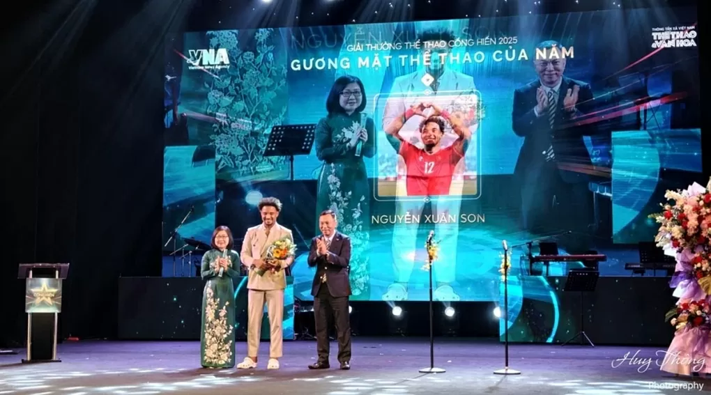 Hình ảnh tiền đạo Xuân Son nhận giải Cống hiến Hình ảnh tiền đạo Xuân Son nhận giải Cống hiến