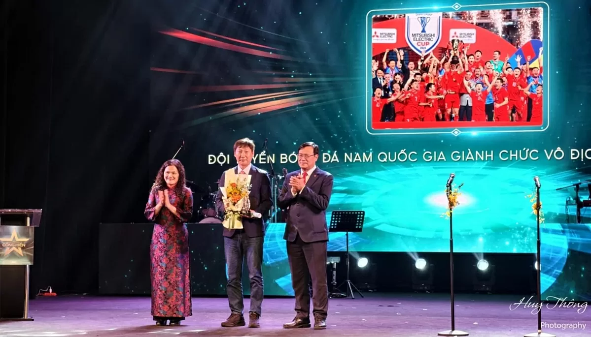 Hình ảnh tiền đạo Xuân Son nhận giải Cống hiến Hình ảnh tiền đạo Xuân Son nhận giải Cống hiến