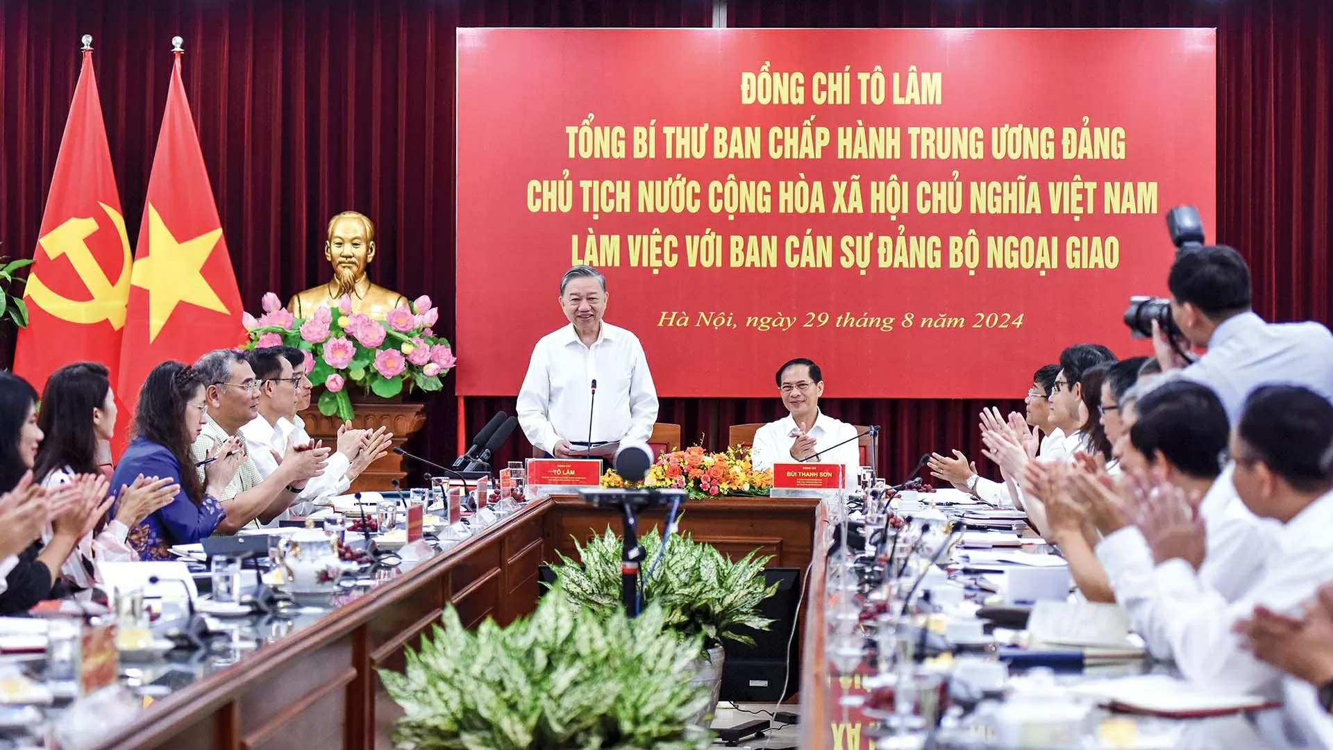 Phát huy vai trò, sứ mệnh mới của Đảng bộ Bộ Ngoại giao trong kỷ nguyên vươn mình của dân tộc Phát huy vai trò, sứ mệnh mới của Đảng bộ Bộ Ngoại giao trong kỷ nguyên vươn mình của dân tộc