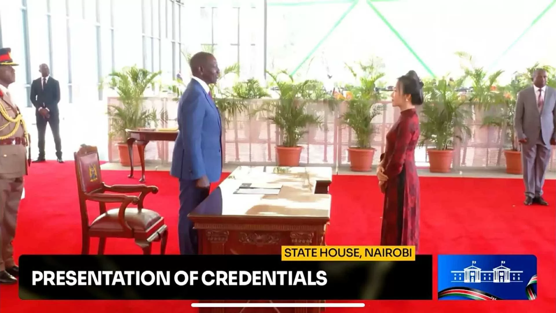Đại sứ Vũ Thanh Huyền trình Thư ủy nhiệm lên Tổng thống Cộng hòa Kenya William Samoei Ruto. (Ảnh chụp màn hình)