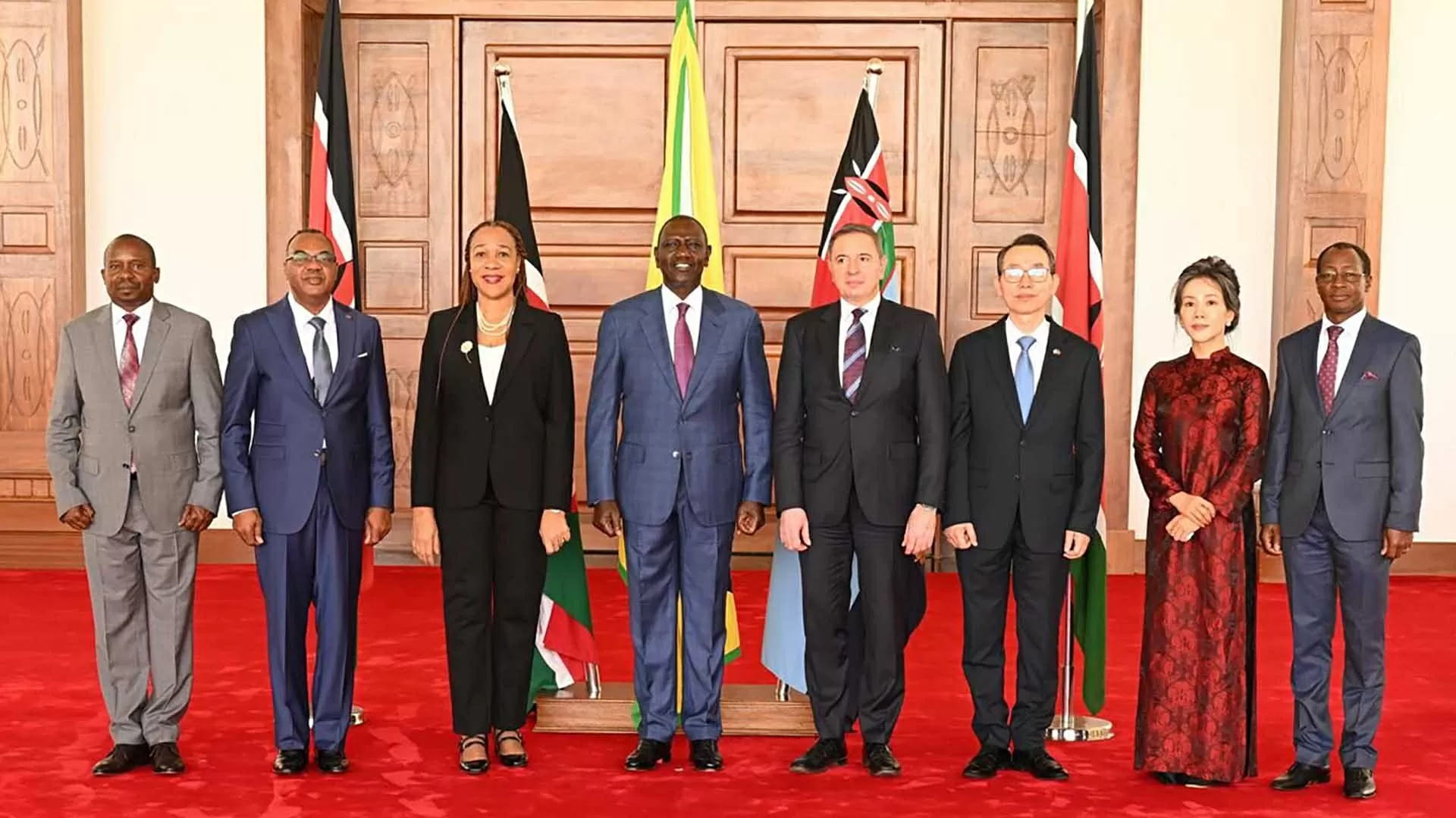 Tổng thống Cộng hòa Kenya William Samoei Ruto và Đại sứ Vũ Thanh Huyền cùng các đại biểu.