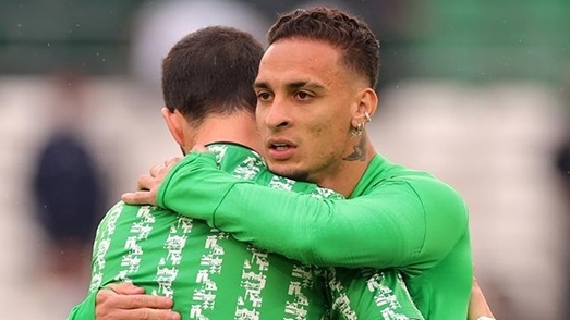 Tiếp tục hồi sinh phong độ, Antony lại kiến tạo