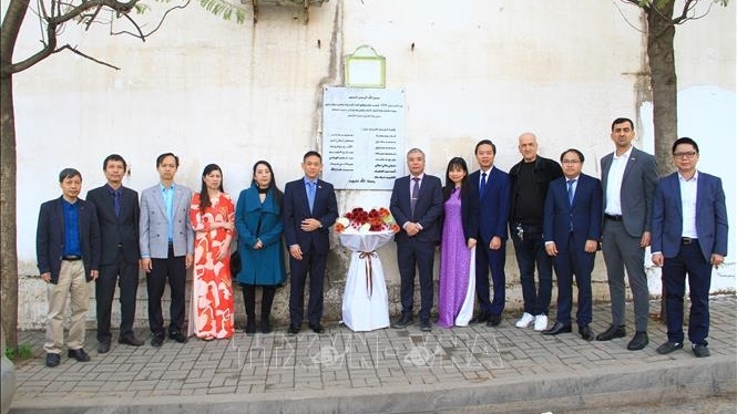 Đại sứ Việt Nam tại Algeria Trần Quốc Khánh dâng hoa tưởng niệm các nhà báo Algeria hy sinh ở Việt Nam năm 1974