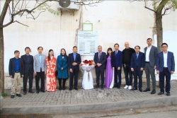 Đại sứ Việt Nam tại Algeria Trần Quốc Khánh dâng hoa tưởng niệm các nhà báo Algeria hy sinh ở Việt Nam năm 1974