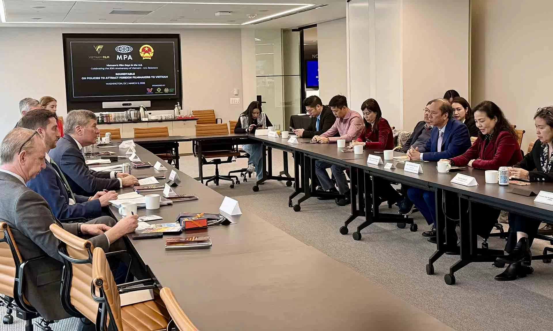 Điện ảnh Việt Nam thu hút khán giả Mỹ trong sự kiện văn hoá nhân dịp kỷ niệm 30 năm quan hệ Việt Nam-Hoa Kỳ Điện ảnh Việt Nam thu hút khán giả Mỹ trong sự kiện văn hoá nhân dịp kỷ niệm 30 năm quan hệ Việt Nam-Hoa Kỳ