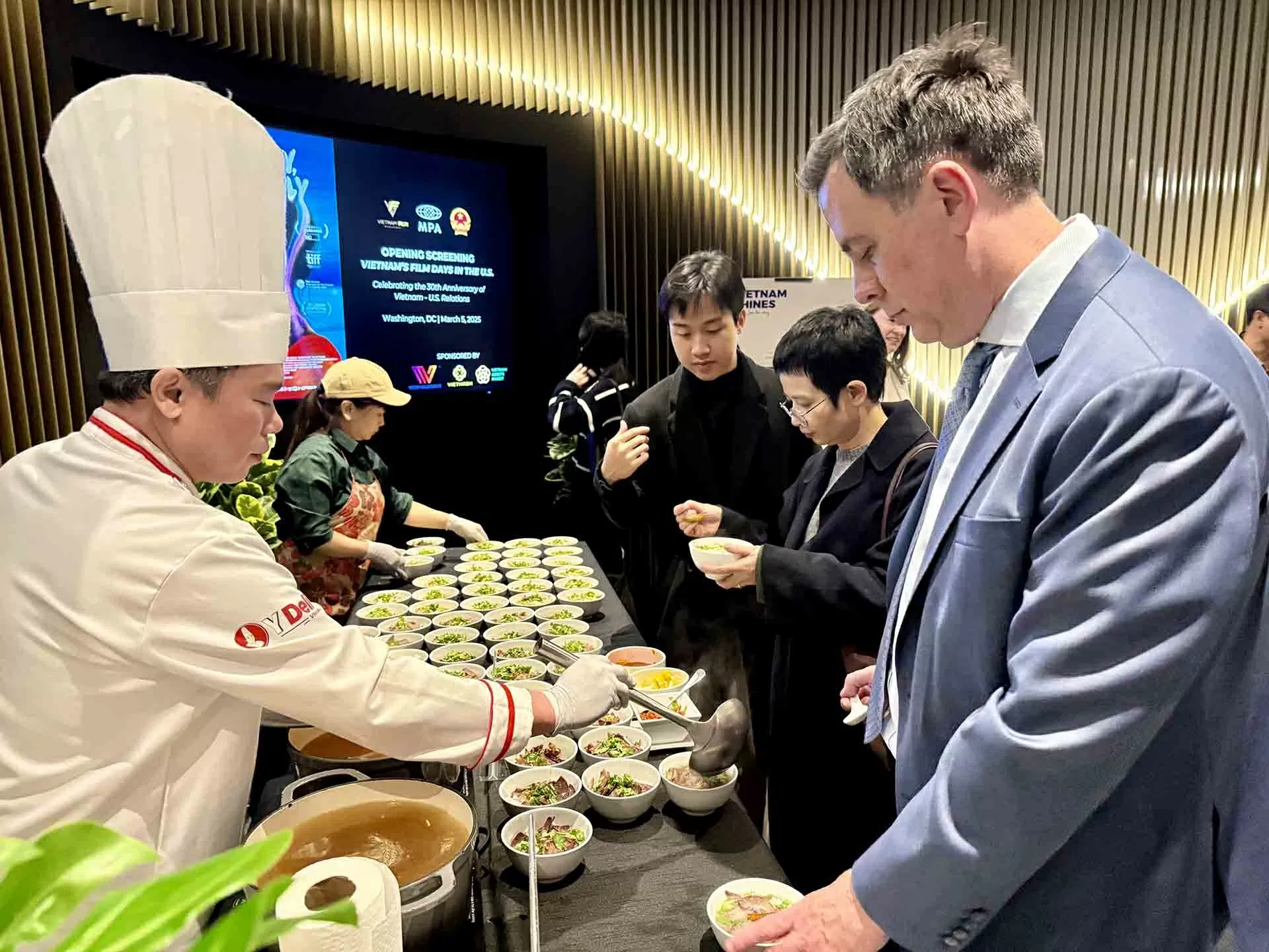 Điện ảnh Việt Nam thu hút khán giả Mỹ trong sự kiện văn hoá nhân dịp kỷ niệm 30 năm quan hệ Việt Nam-Hoa Kỳ Điện ảnh Việt Nam thu hút khán giả Mỹ trong sự kiện văn hoá nhân dịp kỷ niệm 30 năm quan hệ Việt Nam-Hoa Kỳ