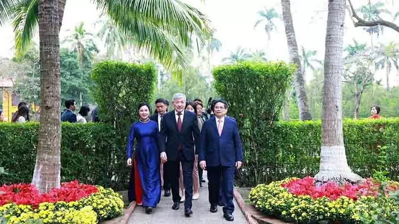 Thủ tướng Việt Nam và Kyrgyzstan thăm Khu Di tích Chủ tịch Hồ Chí Minh Thủ tướng Việt Nam và Kyrgyzstan thăm Khu Di tích Chủ tịch Hồ Chí Minh