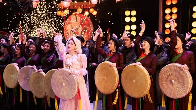 Nhà thiết kế kể chuyện sáng tạo trang phục trong MV 'Bắc Bling' của Hòa Minzy