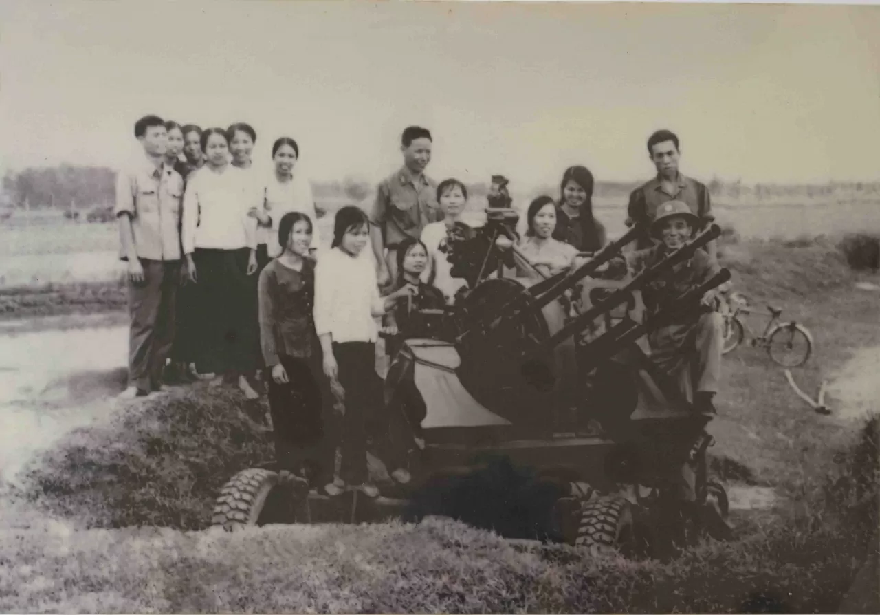 Cán bộ chiến sĩ trung đội súng máy 14,5mm huyện Đan Phượng xây dựng trận địa bảo vệ công trình thủy nông Đan Hoài năm 1969