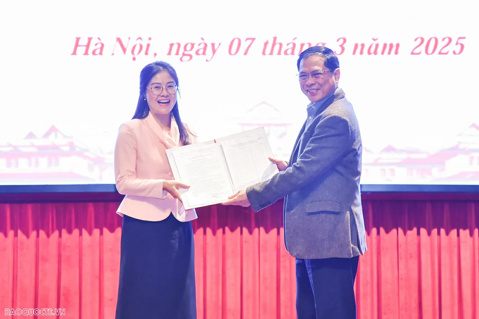 Phó Thủ tướng, Bộ trưởng Bùi Thanh Sơn chủ trì Hội nghị công bố các quyết định về công tác cán bộ của Bộ Ngoại giao Phó Thủ tướng, Bộ trưởng Bùi Thanh Sơn chủ trì Hội nghị công bố các quyết định về công tác cán bộ của Bộ Ngoại giao