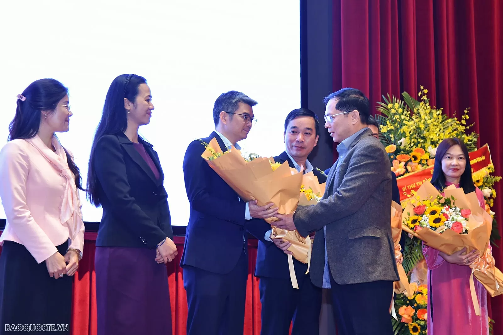 Phó Thủ tướng, Bộ trưởng Bùi Thanh Sơn chủ trì Hội nghị công bố các quyết định về công tác cán bộ của Bộ Ngoại giao Phó Thủ tướng, Bộ trưởng Bùi Thanh Sơn chủ trì Hội nghị công bố các quyết định về công tác cán bộ của Bộ Ngoại giao