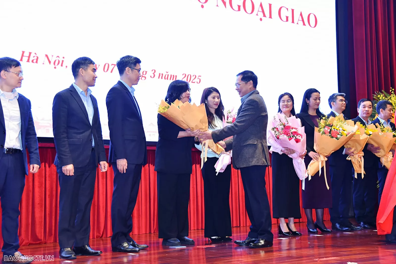 Phó Thủ tướng, Bộ trưởng Bùi Thanh Sơn chủ trì Hội nghị công bố các quyết định về công tác cán bộ của Bộ Ngoại giao Phó Thủ tướng, Bộ trưởng Bùi Thanh Sơn chủ trì Hội nghị công bố các quyết định về công tác cán bộ của Bộ Ngoại giao