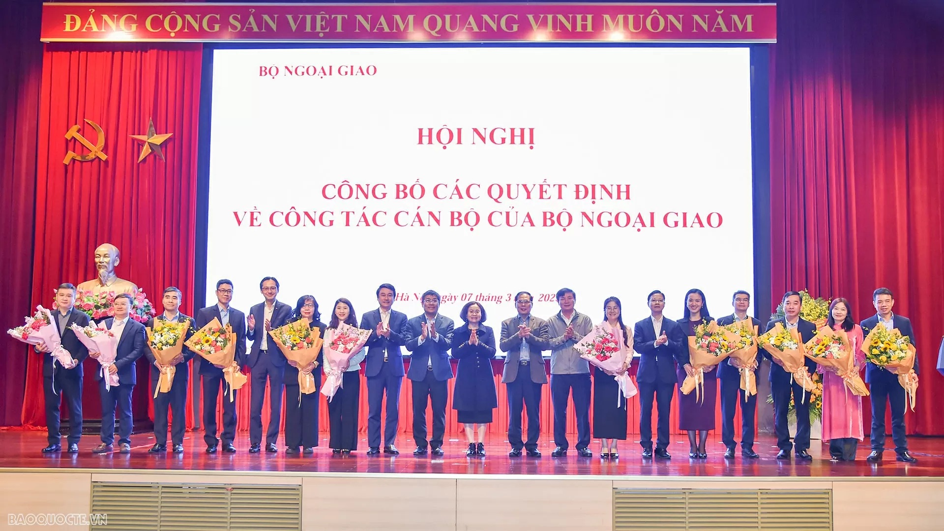 Phó Thủ tướng, Bộ trưởng Bùi Thanh Sơn chủ trì Hội nghị công bố các quyết định về công tác cán bộ của Bộ Ngoại giao Phó Thủ tướng, Bộ trưởng Bùi Thanh Sơn chủ trì Hội nghị công bố các quyết định về công tác cán bộ của Bộ Ngoại giao