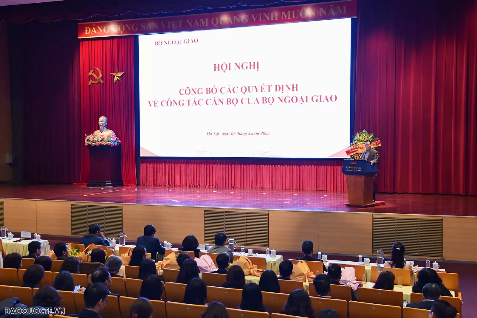 Phó Thủ tướng, Bộ trưởng Bùi Thanh Sơn chủ trì Hội nghị công bố các quyết định về công tác cán bộ của Bộ Ngoại giao Phó Thủ tướng, Bộ trưởng Bùi Thanh Sơn chủ trì Hội nghị công bố các quyết định về công tác cán bộ của Bộ Ngoại giao