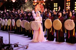 Nhà thiết kế kể chuyện sáng tạo trang phục trong MV 'Bắc Bling' của Hòa Minzy