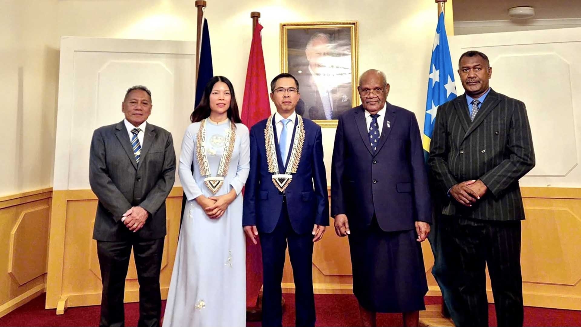 Đại sứ Phạm Hùng Tâm trình Thư ủy nhiệm tại Solomon