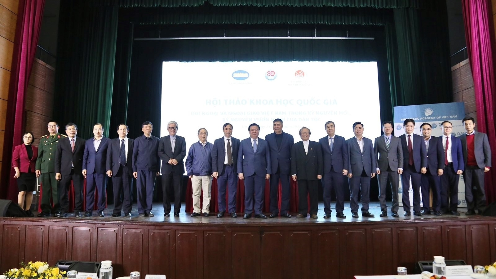 Đối ngoại, ngoại giao Việt Nam trong kỷ nguyên mới: Vai trò tiên phong, cùng với quốc phòng, an ninh là trọng yếu, thường xuyên