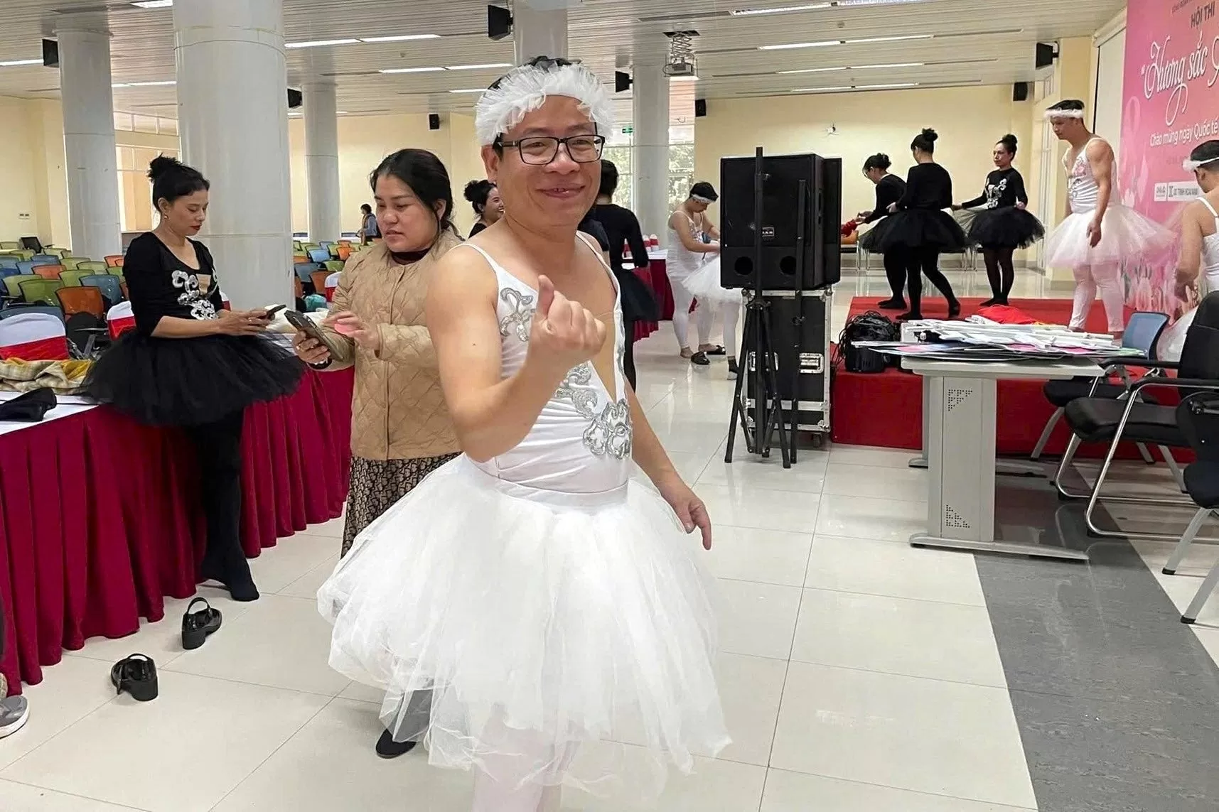 Khi các thầy giáo hoá thân thành các ‘chàng thiên nga trắng’ mừng ngày Quốc tế Phụ nữ Khi các thầy giáo hoá thân thành các ‘chàng thiên nga trắng’ mừng ngày Quốc tế Phụ nữ