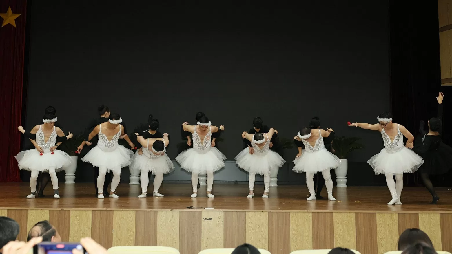 Khi các thầy giáo hoá thân thành các ‘chàng thiên nga trắng’ mừng ngày Quốc tế Phụ nữ Khi thầy giáo hoá thân thành ‘chàng thiên nga trắng’ mừng Ngày quốc tế Phụ nữ