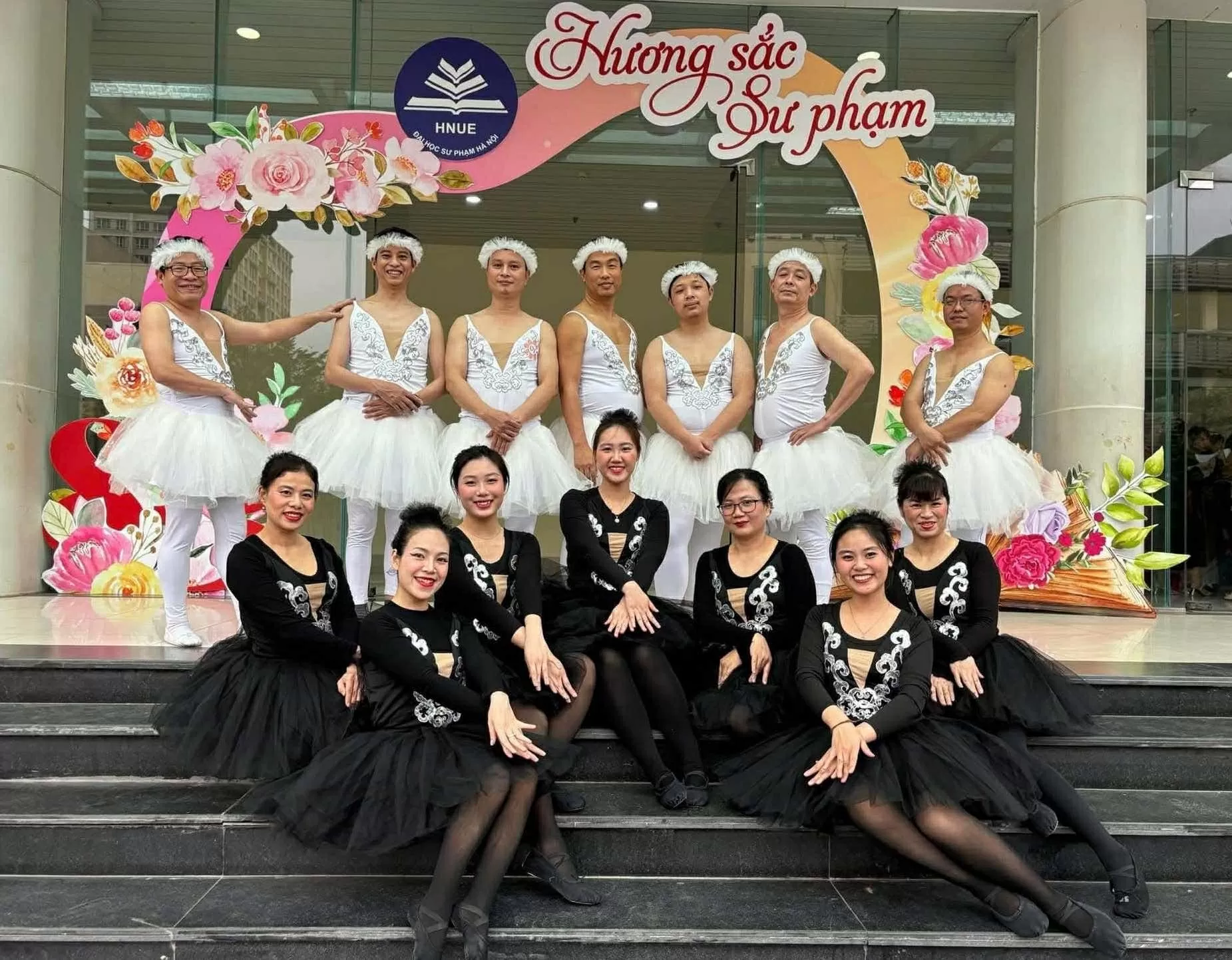 Khi các thầy giáo hoá thân thành các ‘chàng thiên nga trắng’ mừng ngày Quốc tế Phụ nữ Khi các thầy giáo hoá thân thành các ‘chàng thiên nga trắng’ mừng ngày Quốc tế Phụ nữ