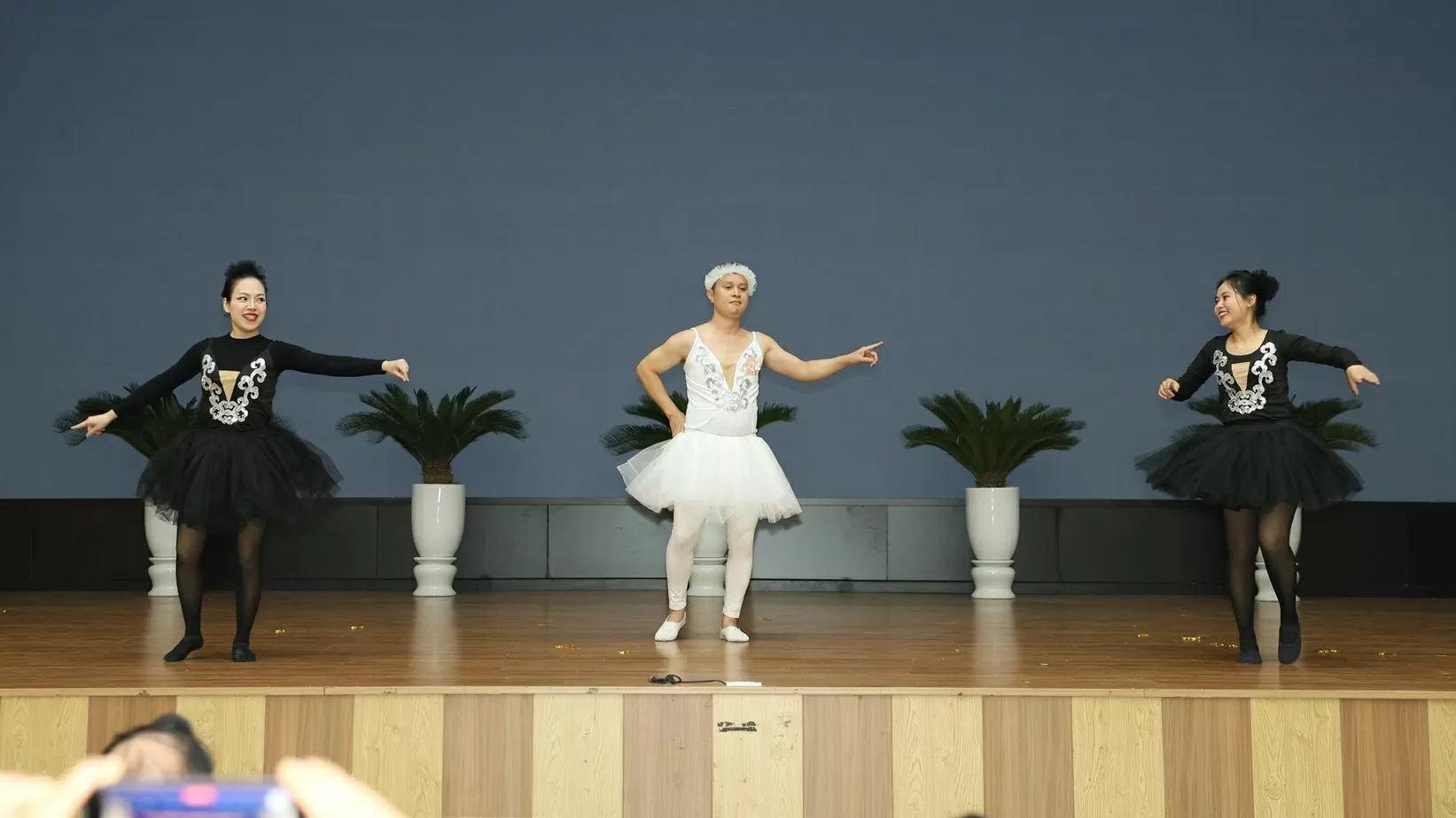 Khi các thầy giáo hoá thân thành các ‘chàng thiên nga trắng’ mừng ngày Quốc tế Phụ nữ Khi thầy giáo hoá thân thành ‘chàng thiên nga trắng’ mừng Ngày quốc tế Phụ nữ