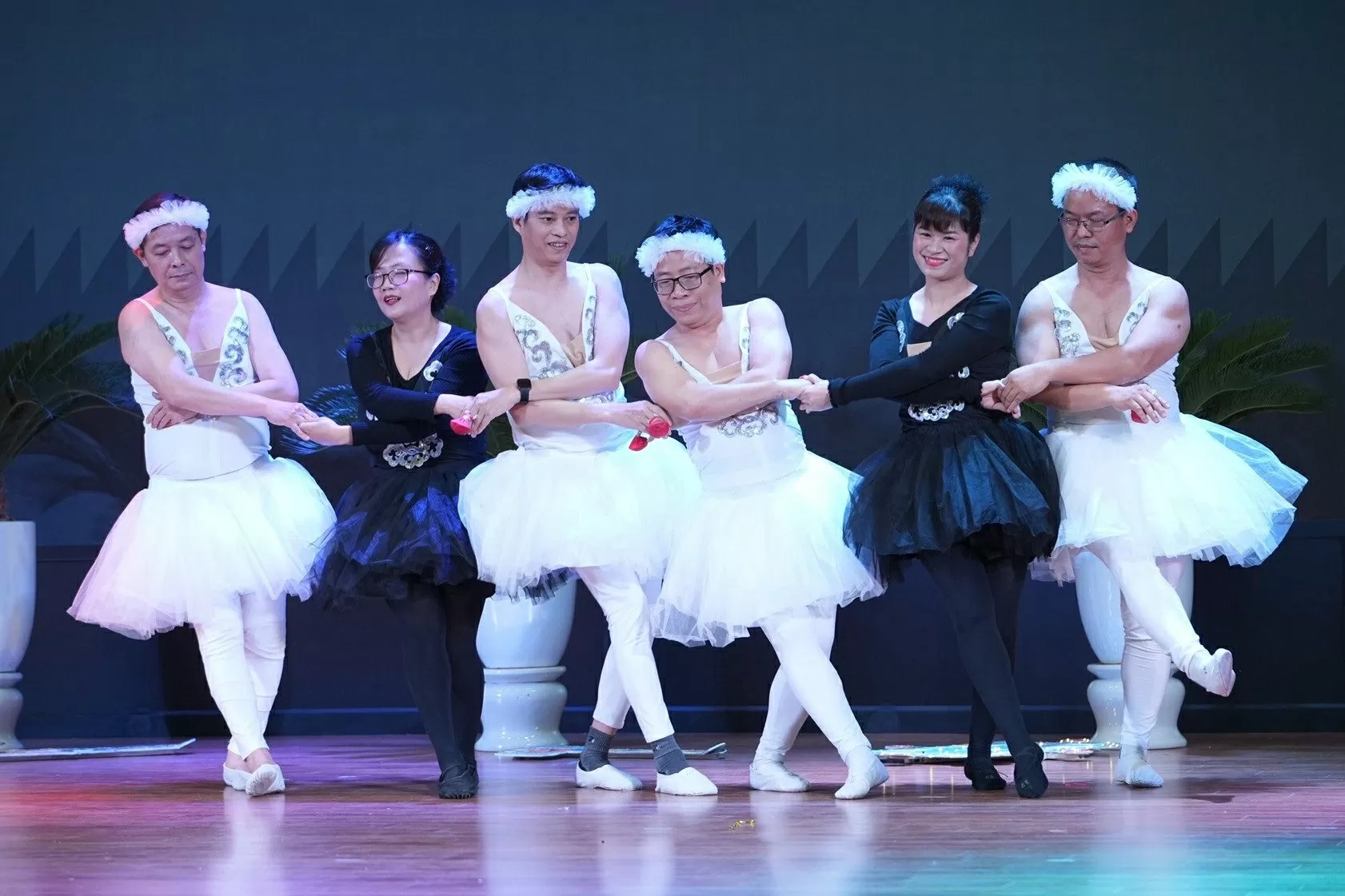 Khi các thầy giáo hoá thân thành các ‘chàng thiên nga trắng’ mừng ngày Quốc tế Phụ nữ Khi thầy giáo hoá thân thành ‘chàng thiên nga trắng’ mừng Ngày quốc tế Phụ nữ