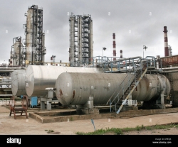 Nga tấn công miền Đông Ukraine, Kiev đáp trả vào nhà máy lọc dầu trọng yếu của Moscow