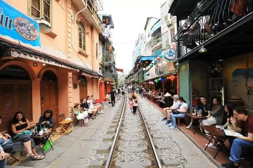 Quán càphê mọc san sát hai bên đường tàu - một đoạn đường nằm dọc hai bên tuyến đường sắt từ ga Hà Nội đến ga Long Biên, chạy cắt qua đường Lê Duẩn-Trần Phú-Cửa Đông và Phùng Hưng (quận Hoàn Kiếm, Hà Nội). (Ảnh: Tuấn Anh/TTXVN) Quán càphê mọc san sát hai bên đường tàu - một đoạn đường nằm dọc hai bên tuyến đường sắt từ ga Hà Nội đến ga Long Biên, chạy cắt qua đường Lê Duẩn-Trần Phú-Cửa Đông và Phùng Hưng (quận Hoàn Kiếm, Hà Nội). (Ảnh: Tuấn Anh/TTXVN)