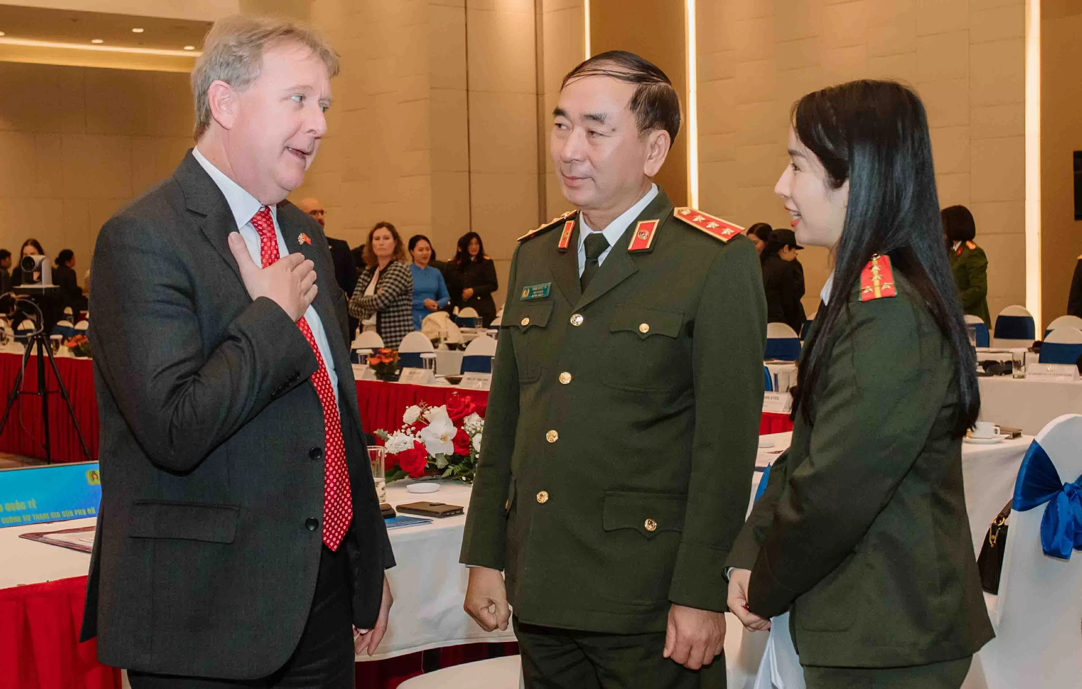 Nâng cao năng lực và tăng cường sự tham gia của phụ nữ trong lĩnh vực thực thi pháp luật Nâng cao năng lực và tăng cường sự tham gia của phụ nữ trong lĩnh vực thực thi pháp luật