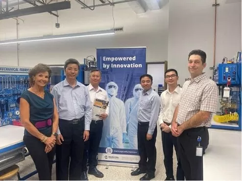 Nhóm dự án cùng các chuyên gia về bán dẫn trong chuyến thực địa tại Hoa Kỳ vào tháng 6/2024 Nhóm dự án cùng các chuyên gia về bán dẫn trong chuyến thực địa tại Hoa Kỳ vào tháng 6/2024